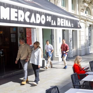 El aperitivo más castizo en Gran Vía: Calamares, bravas y dos bebidas en la barra de Mercado de la Reina 12 2