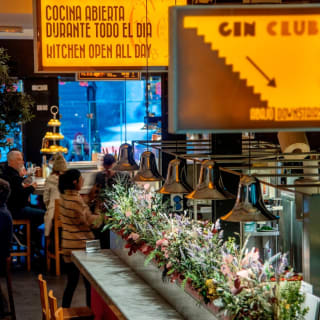 El aperitivo más castizo en Gran Vía: Calamares, bravas y dos bebidas en la barra de Mercado de la Reina 12 3
