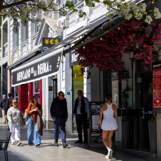 El aperitivo más castizo en Gran Vía: Calamares, bravas y dos bebidas en la barra de Mercado de la Reina 12 5