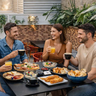 Brunch Im Besten Innenhof von Malasaña, Bei Tilda Neotaberna Castiza 1