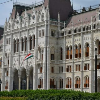 Budapest: Castle District & Hungarian Parliament Guided Tour + Transport 1