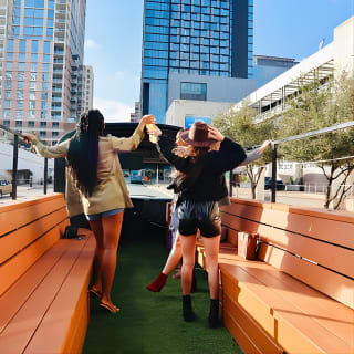 Austin Murals & Mimosas Roofless Party Bus Tour e Photoshoot 8