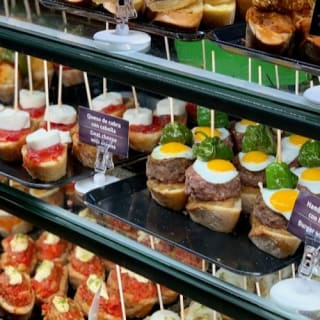 Barcelona: Visita guiada a pie + degustación de tapas y bebidas 7
