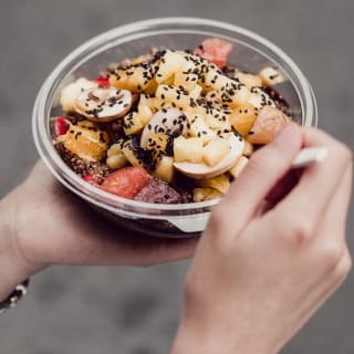 Make your own Poke chez Shaka Poke 5