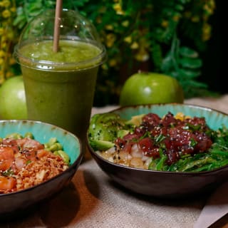 Menú gourmet hawaiano en Poke Friendly 2