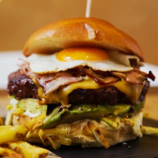 Anauco: hamburguesa artesana, patatas y bebida 1