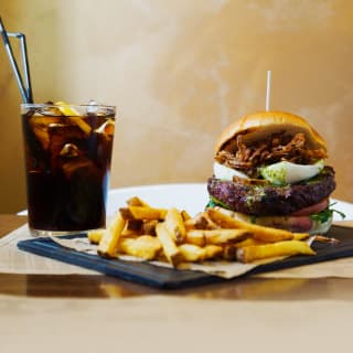 Anauco: hamburguesa artesana, patatas y bebida 2