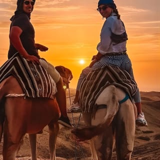 Coucher de soleil & Dîner dans le désert Agafay Marrakech avec les chameaux 12