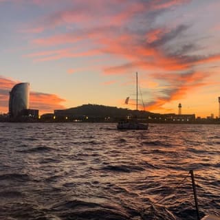 Barcelone : coucher de soleil depuis la mer, musique et boissons 4