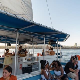 Barcelone : coucher de soleil depuis la mer, musique et boissons 10