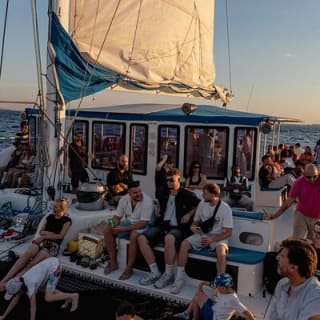 Barcelone : coucher de soleil depuis la mer, musique et boissons 11