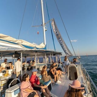 Barcelone : coucher de soleil depuis la mer, musique et boissons 14