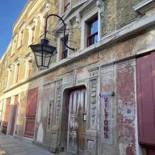 Historical London: The Docklands of East End Outdoor Exploration Game 4
