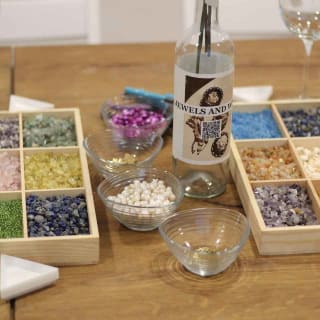 Taller de joyería y vino ilimitado en Madrid 1