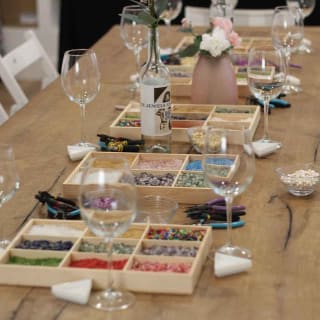 Taller de joyería y vino ilimitado en Madrid 2