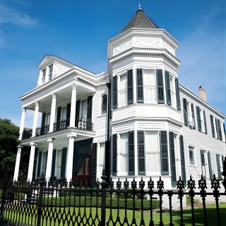 New Orleans Homes of the Rich and Famous Tour of the Garden District 4