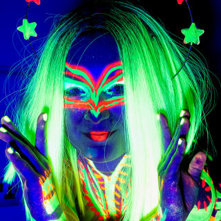 Neon Life Drawing im Old Queen’s Head 2
