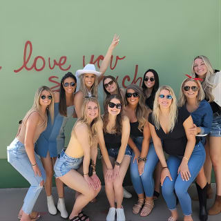 Austin Murals & Mimosas Roofless Party Bus Tour e Photoshoot 12