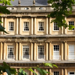 Exceptional Bath tour guide making your visit splendidly memorable. 2