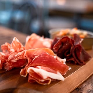 Italienischer Aperitif mit Tavola und Getränken Im Pizzart 4