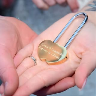 El paquete Romance (visita al campanario para dos personas, más un candado del amor personalizado). 2