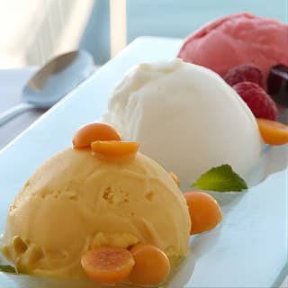 Cruise and Dine Dinner / Cape Town: Sunset Champagne Cruise and 3-Course Dinner 4