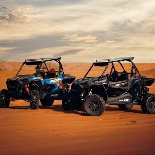 Polaris RZR 1000 عربة الكثبان الرملية ذات القيادة الذاتية في الصحراء 2