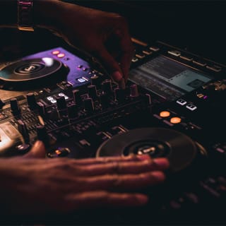 Bottomless Drinks and Live DJ Sessions 4