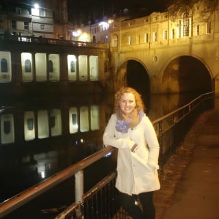 Exceptional Bath tour guide making your visit splendidly memorable. 4