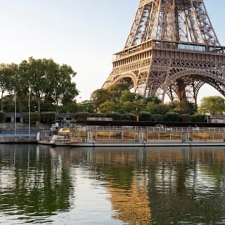 La Seine : croisière touristique depuis la tour Eiffel 3