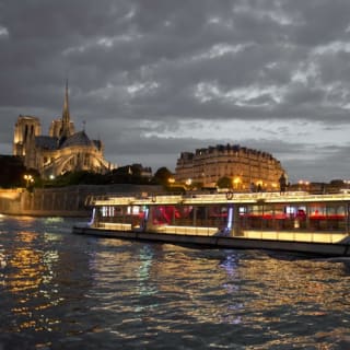 La Seine : croisière touristique depuis la tour Eiffel 5