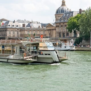 La Seine : croisière touristique depuis la tour Eiffel 6