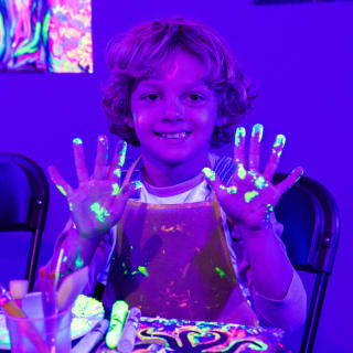 Neon Brush Kids : Une expérience artistique en famille 3