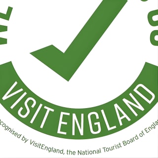 Exceptional Bath tour guide making your visit splendidly memorable. 6