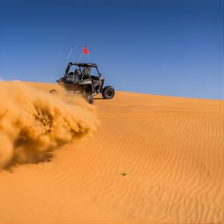Polaris RZR 1000 عربة الكثبان الرملية ذات القيادة الذاتية في الصحراء 4