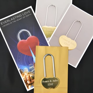El paquete Romance (visita al campanario para dos personas, más un candado del amor personalizado). 3