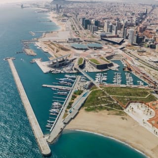 Vol en hélicoptère le long de la côte de Barcelone 3