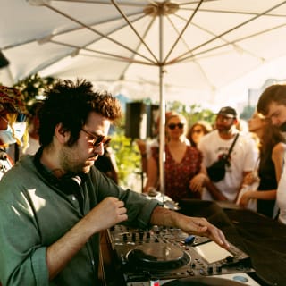 Cargo Bar : DJ Sets et rosé sur une terrasse végétalisée 1