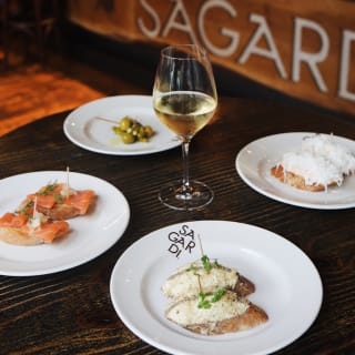 Menú 16 pintxos donostiarras + botella en Golfo de Bizkaia Born 1