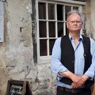 Exceptional Bath tour guide making your visit splendidly memorable. 8