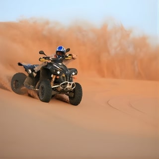 Polaris RZR 1000 عربة الكثبان الرملية ذات القيادة الذاتية في الصحراء 6