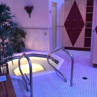 Private Spa, Jacuzzi and Sauna Package with 1-Hour Massage 5