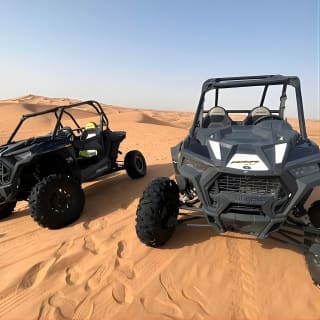 Polaris RZR 1000 عربة الكثبان الرملية ذات القيادة الذاتية في الصحراء 8