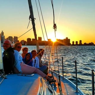 Navegación privada al atardecer por el lago Michigan con impresionantes vistas de Chicago 2