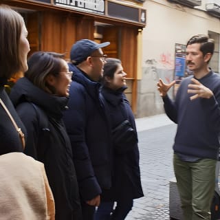 Tour a piedi tra birre artigianali, tapas e l'& nel centro di Madrid 4