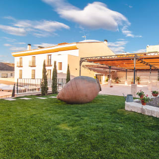 Noche + copa de vino y desayuno para 2 en La Bodega de Quintín 2