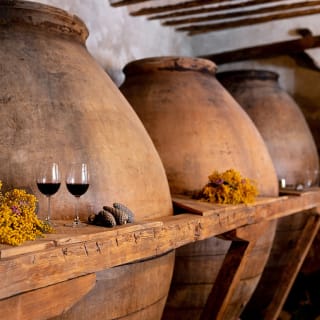 Noche + copa de vino y desayuno para 2 en La Bodega de Quintín 1