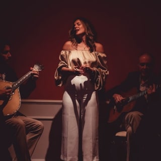 Fado a Lisbona: spettacolo intimo di fado dal vivo a tarda sera con vino Porto 1