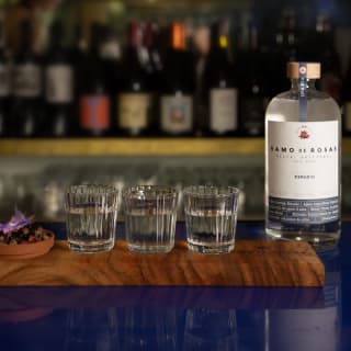 MEZCAL LAB CON BOMBONES ARTESANOS 3
