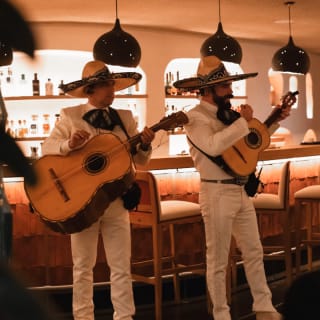 Roberto Ruiz: Antojitos, DJ y Mariachis 1